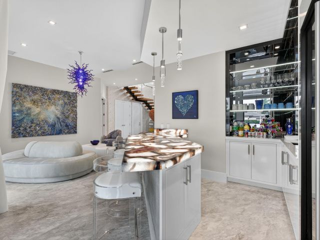 Продажа дома по адресу 785 NE 70th Street - фото 6782640