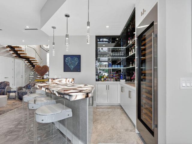 Продажа дома по адресу 785 NE 70th Street - фото 6782641