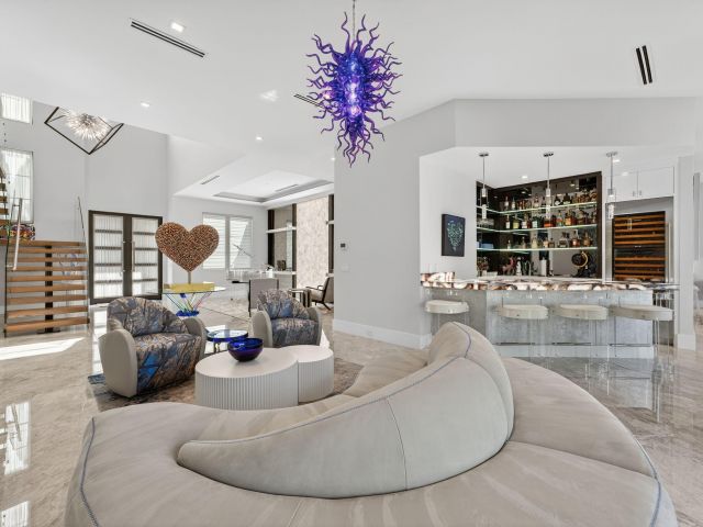 Продажа дома по адресу 785 NE 70th Street - фото 6782643