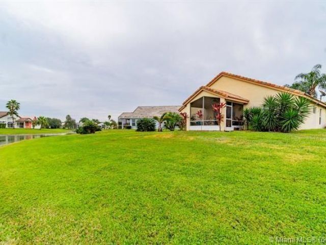 Дом в аренду по адресу 14181 Castlerock Way - фото 6823523