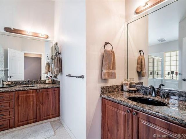 Дом в аренду по адресу 14181 Castlerock Way - фото 6823529