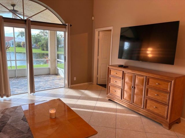 Дом в аренду по адресу 14181 Castlerock Way - фото 6823532