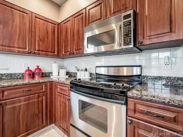 Дом в аренду по адресу 14181 Castlerock Way - фото 6823535