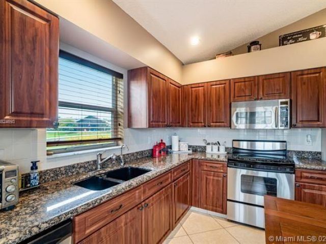 Дом в аренду по адресу 14181 Castlerock Way - фото 6823536