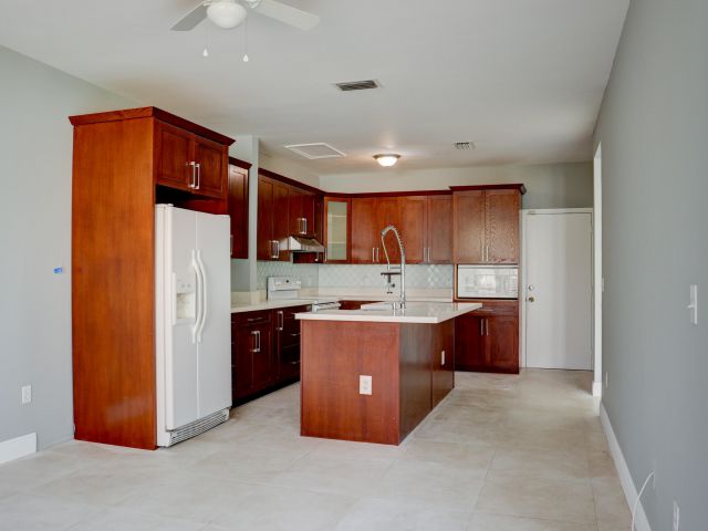 Дом в аренду по адресу 15895 NW 5th Street - фото 6787338