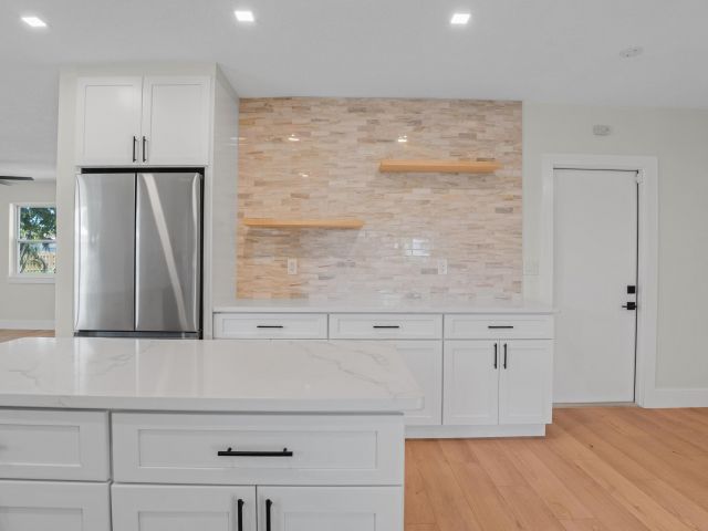 Продажа дома по адресу 598 Coral Way - фото 6803486