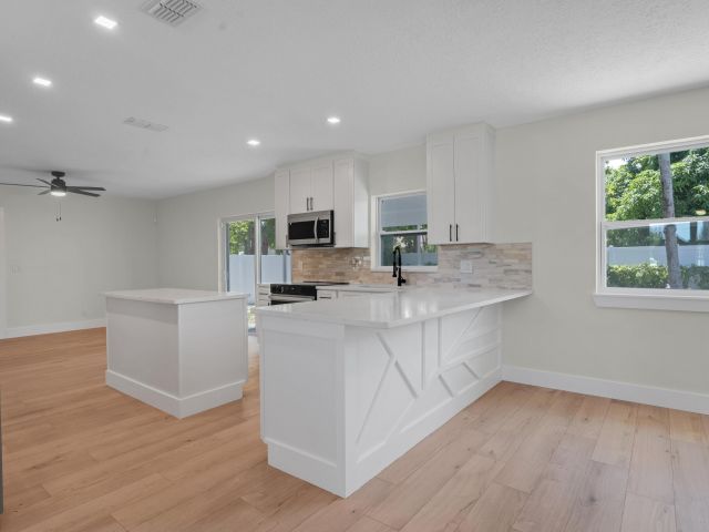 Продажа дома по адресу 598 Coral Way - фото 6803493