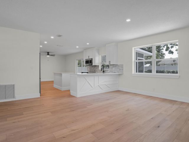 Продажа дома по адресу 598 Coral Way - фото 6803496