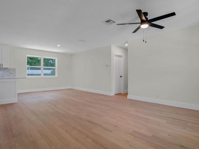 Продажа дома по адресу 598 Coral Way - фото 6803499