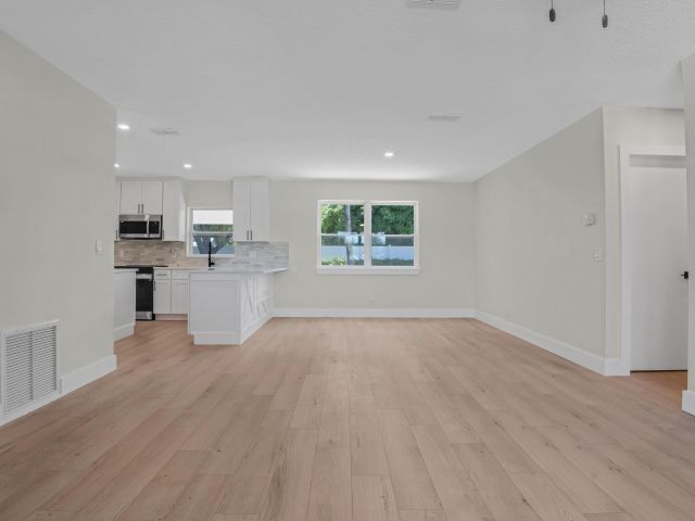 Продажа дома по адресу 598 Coral Way - фото 6803501