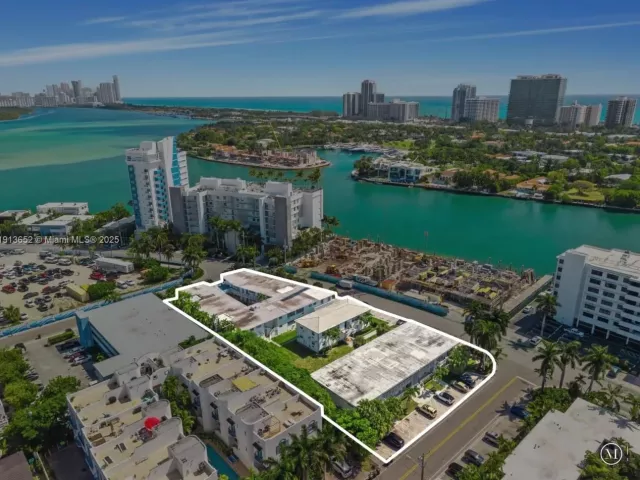 Продажа дома по адресу 10190 E Bay Harbor Dr 13 - фото 6787479