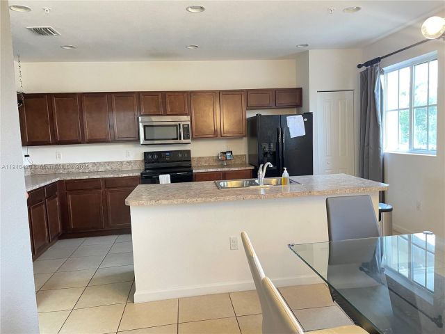 Дом в аренду по адресу 27563 SW 139th Psge #A - фото 7483503