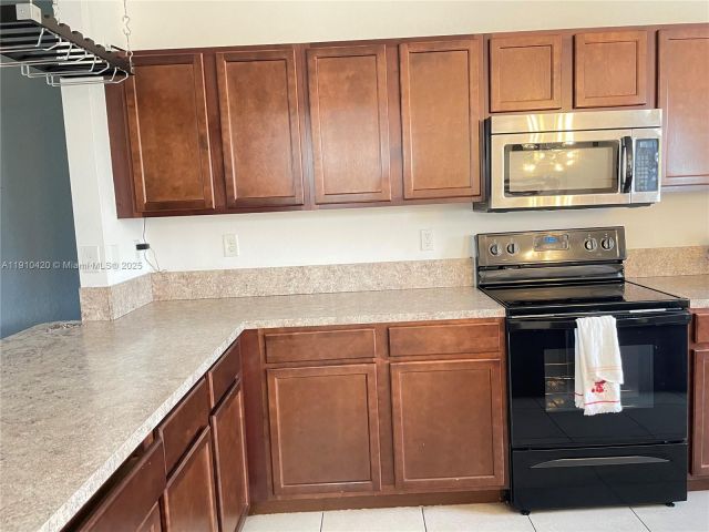 Дом в аренду по адресу 27563 SW 139th Psge #A - фото 7483504