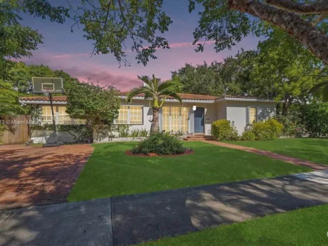 Продажа дома по адресу 1875 Alamanda Dr - фото 7591664