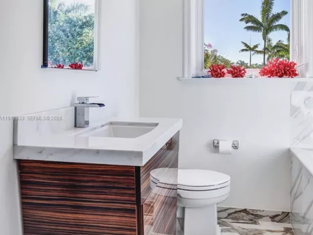 Дом в аренду по адресу 5800 La Gorce Dr NA - фото 6793375