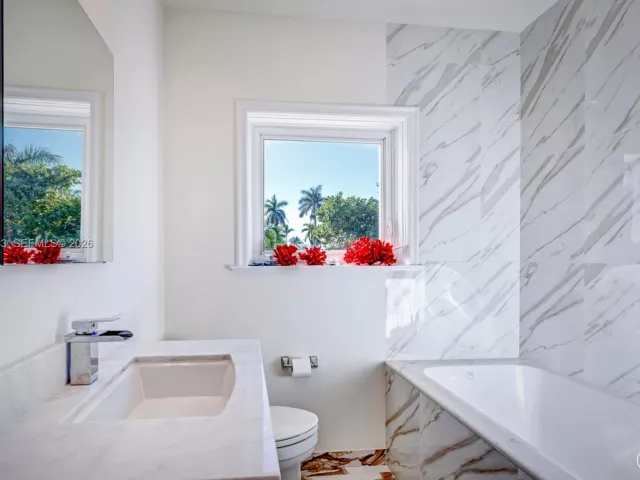 Дом в аренду по адресу 5800 La Gorce Dr NA - фото 6793376