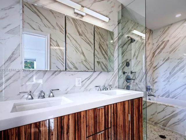 Дом в аренду по адресу 5800 La Gorce Dr NA - фото 6793378