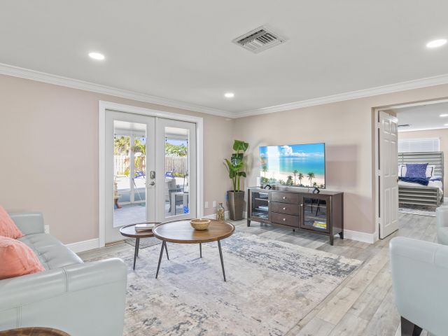 Дом в аренду по адресу 215 NE 17th Street - фото 6798599