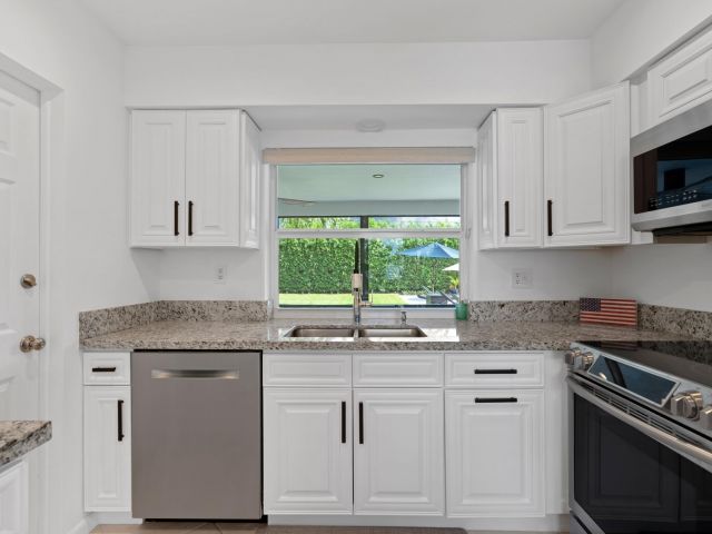 Продажа дома по адресу 1093 SW 14th Street - фото 6830243