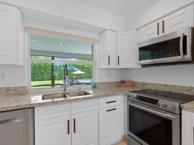 Продажа дома по адресу 1093 SW 14th Street - фото 6830244