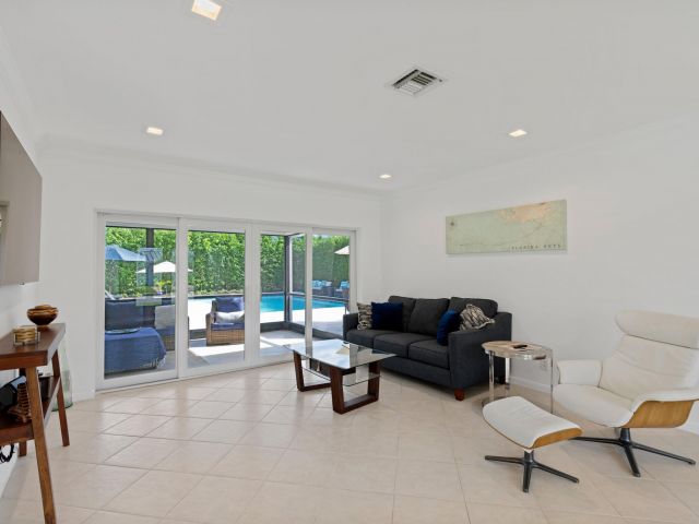 Продажа дома по адресу 1093 SW 14th Street - фото 6830246