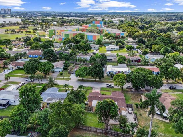 Продажа дома по адресу 1827 Pinehurst Drive - фото 6808456