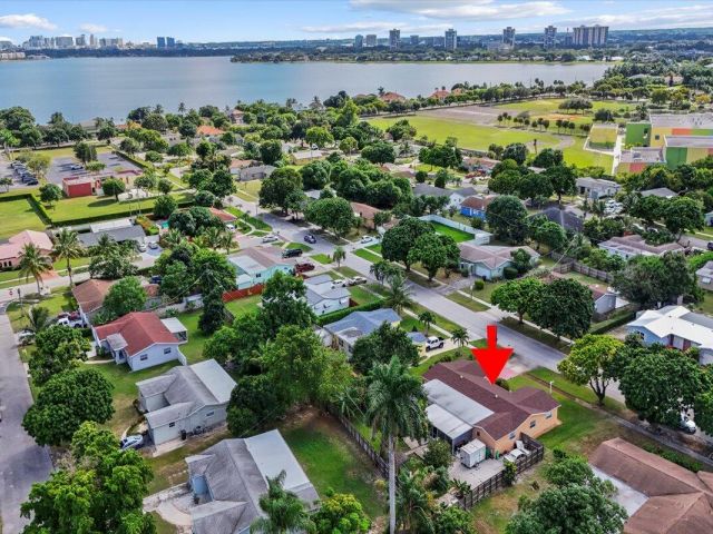 Продажа дома по адресу 1827 Pinehurst Drive - фото 6808457