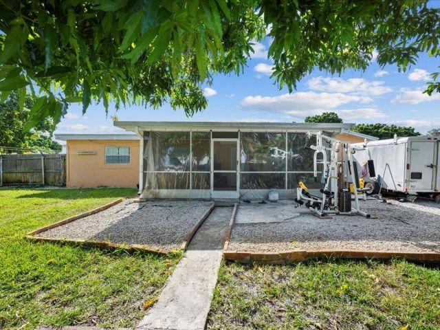 Продажа дома по адресу 1827 Pinehurst Drive - фото 6808460