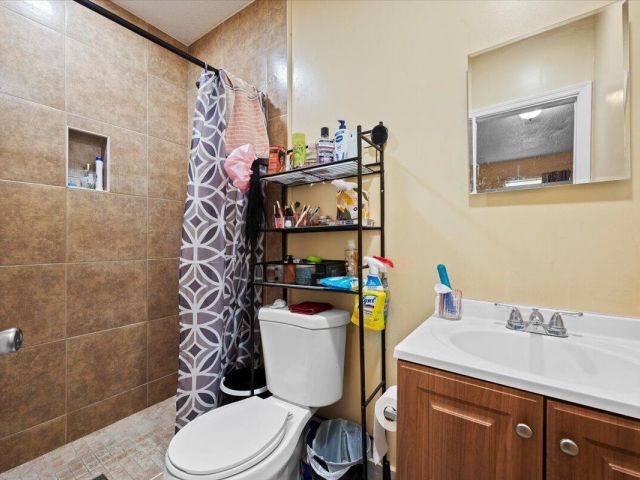 Продажа дома по адресу 1827 Pinehurst Drive - фото 6808463