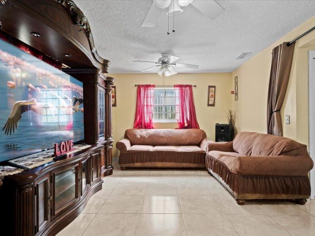 Продажа дома по адресу 1827 Pinehurst Drive - фото 6808470