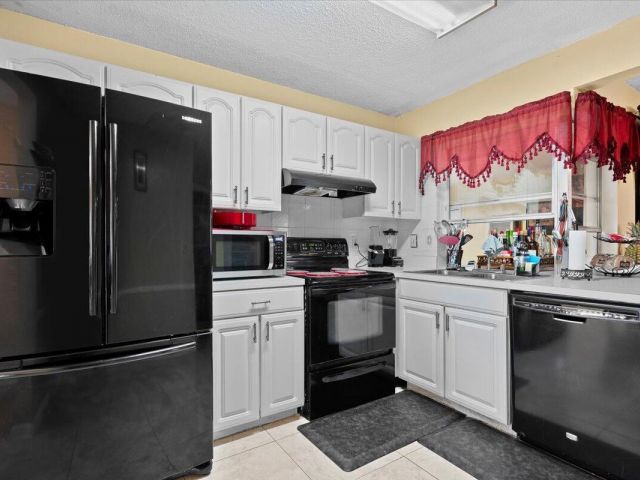 Продажа дома по адресу 1827 Pinehurst Drive - фото 6808471