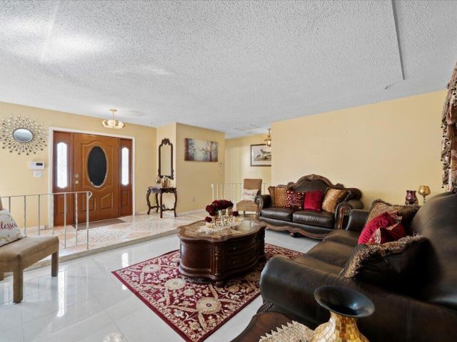 Продажа дома по адресу 1827 Pinehurst Drive - фото 6808474