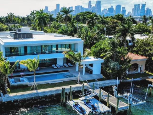 Продажа дома по адресу 375 N Hibiscus Dr - фото 6788514