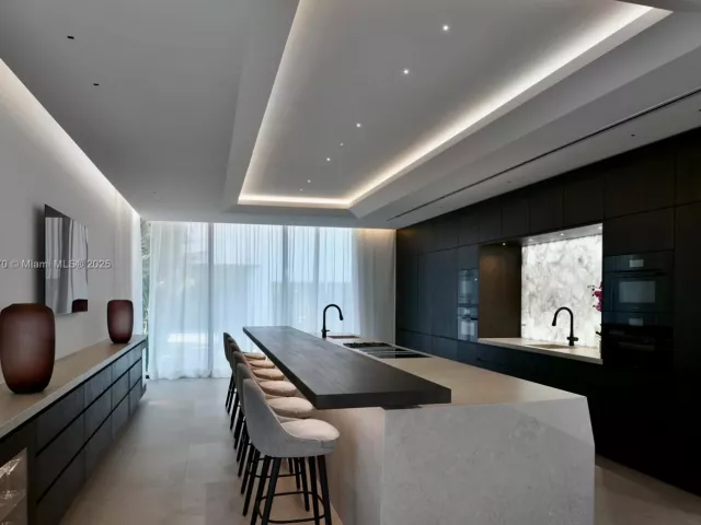 Продажа дома по адресу 375 N Hibiscus Dr - фото 6788499