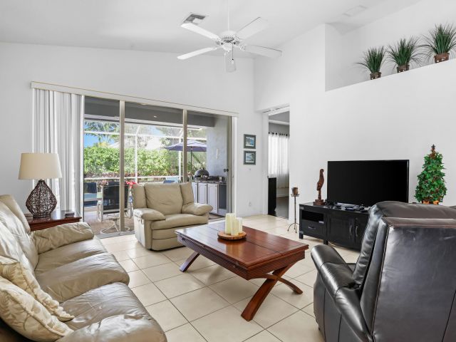 Продажа дома по адресу 9082 Bay Point Cir Circle - фото 6830105