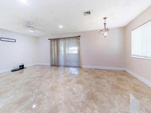 Дом в аренду по адресу 1335 SW 48th Terrace - фото 6791376