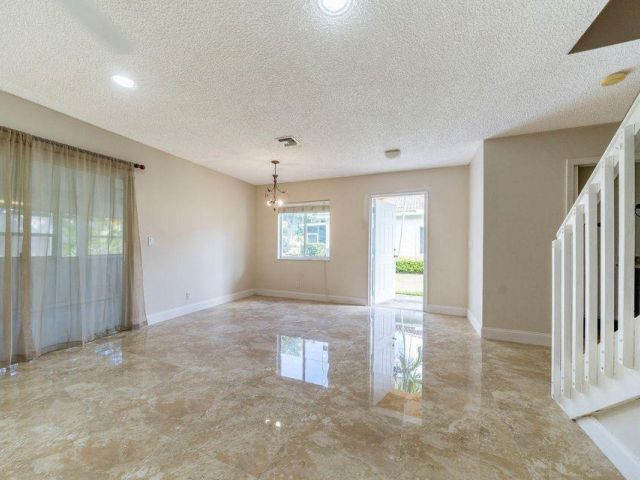 Дом в аренду по адресу 1335 SW 48th Terrace - фото 6791377