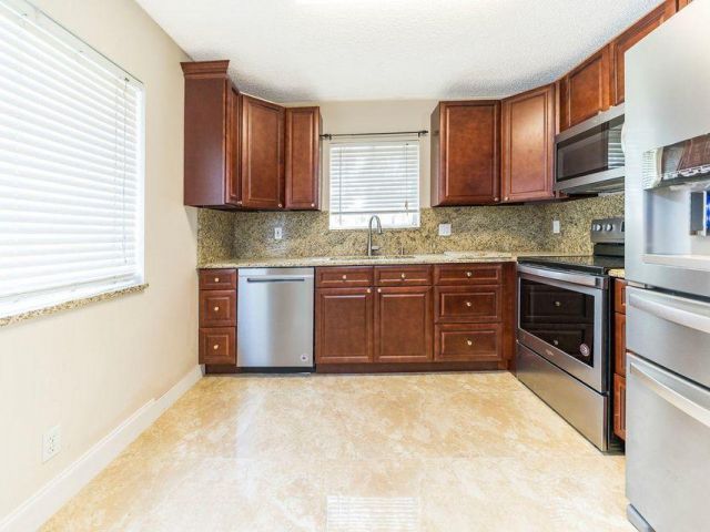 Дом в аренду по адресу 1335 SW 48th Terrace - фото 6791379