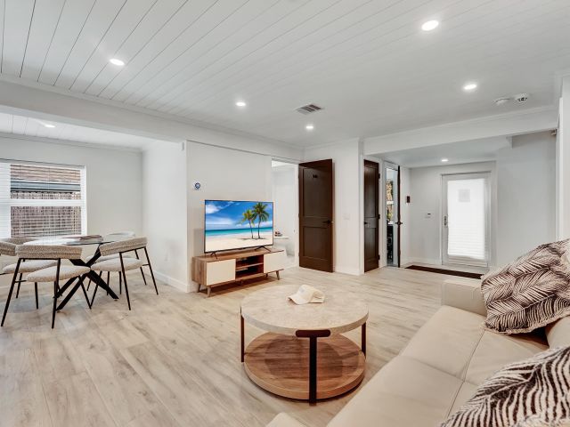 Дом в аренду по адресу 320 NW 3rd Avenue - фото 6798572