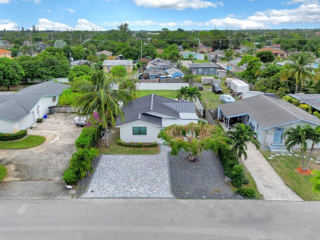 Дом в аренду по адресу 320 NW 3rd Avenue - фото 6798576
