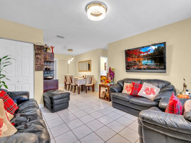 Продажа дома по адресу 7050 Raleigh Street - фото 6809648