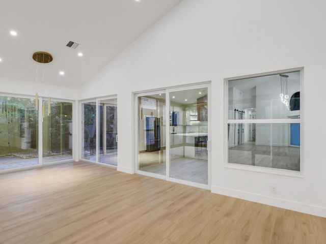 Дом в аренду по адресу 5537 NW 21 Way - фото 6797117