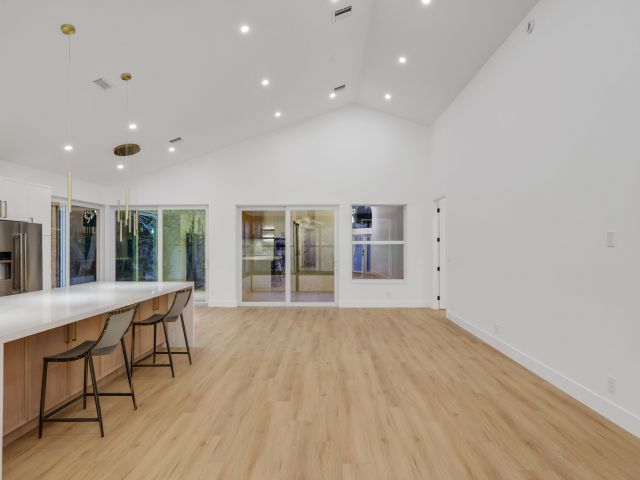 Дом в аренду по адресу 5537 NW 21 Way - фото 6797118