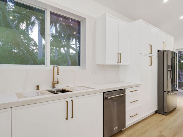 Дом в аренду по адресу 5537 NW 21 Way - фото 6797120