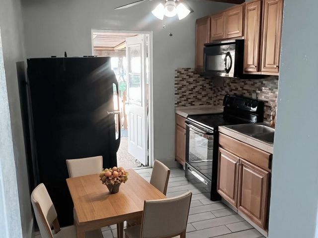 Дом в аренду по адресу 1121 NW 140 Terrace - фото 6799463