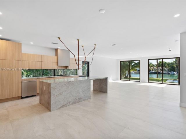 Продажа дома по адресу 550 S Shore Dr - фото 7433930