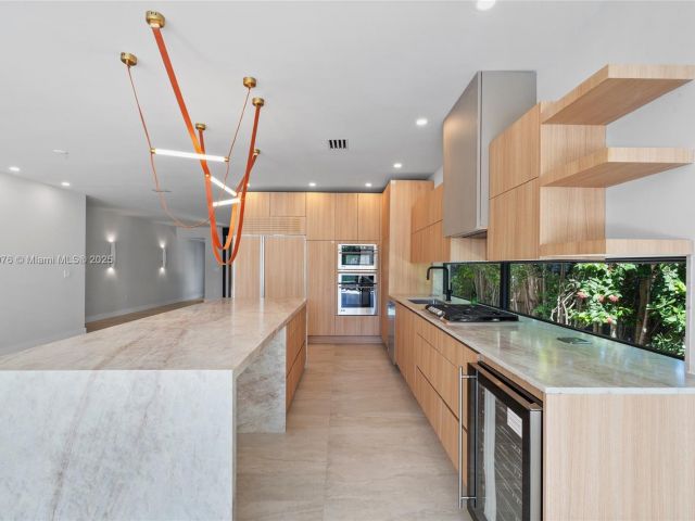 Продажа дома по адресу 550 S Shore Dr - фото 7433931