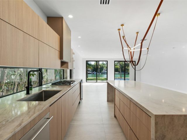 Продажа дома по адресу 550 S Shore Dr - фото 7433933