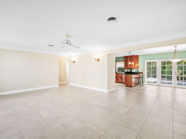 Продажа дома по адресу 220 SW 9th Avenue - фото 6809170