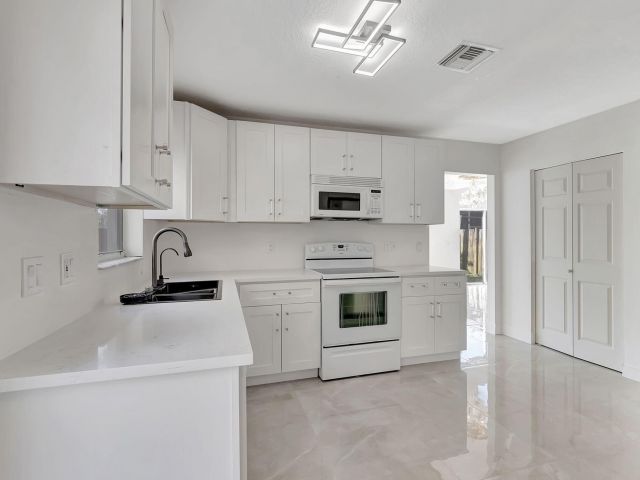 Дом в аренду по адресу 11420 Coral Bay Drive - фото 6797526